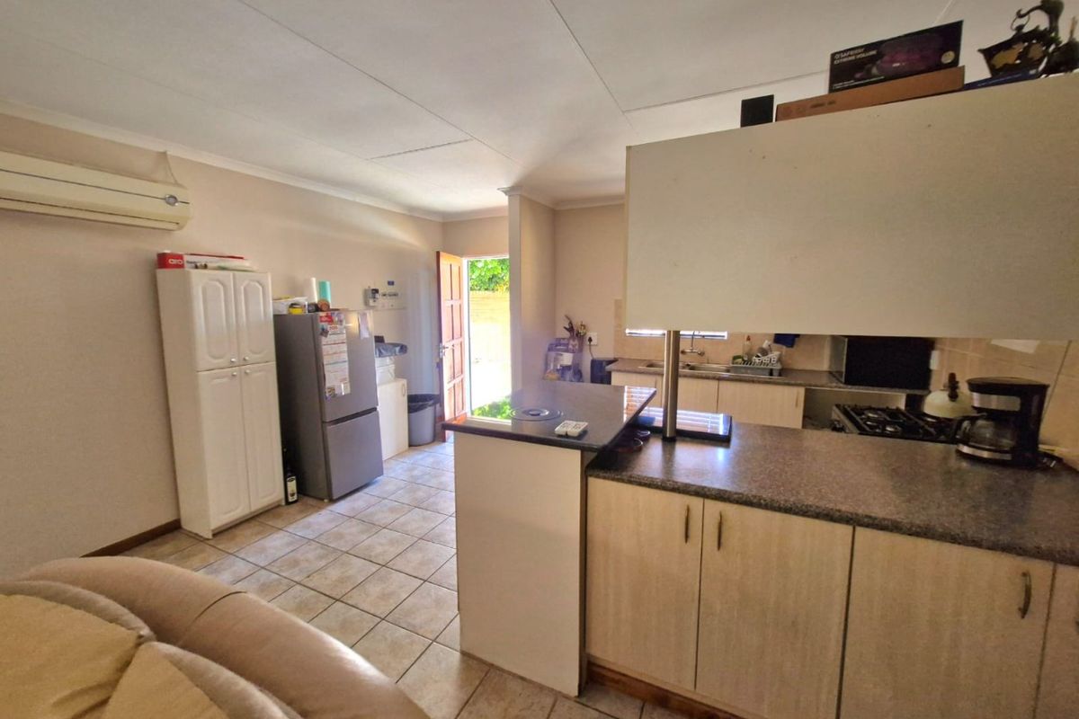 Secure Sinoville Townhouse With Garden - Photo 5