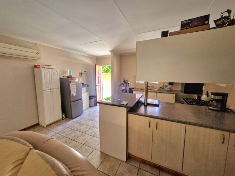 Secure Sinoville Townhouse With Garden - Photo 5