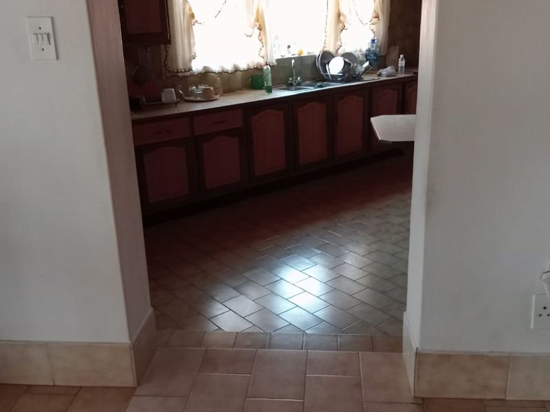 Facebrick home with many features - Photo 9