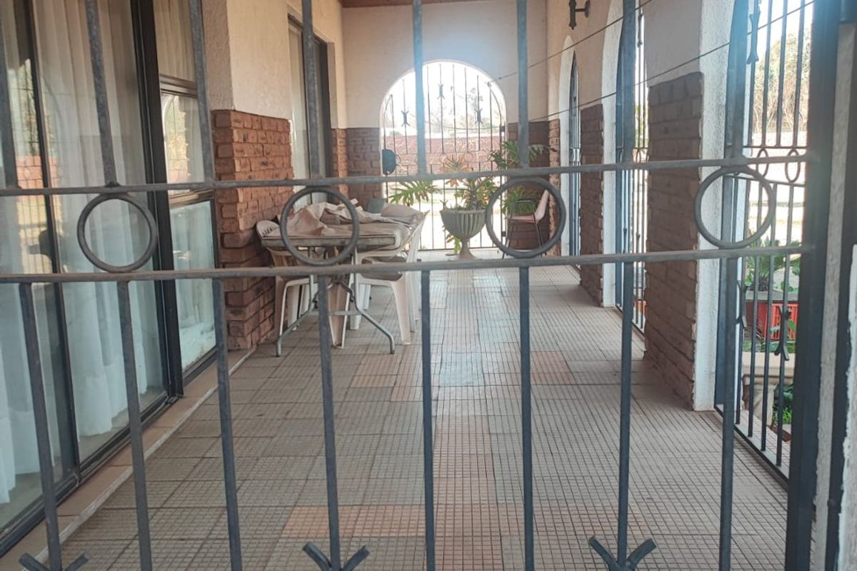 Facebrick home with many features - Photo 5