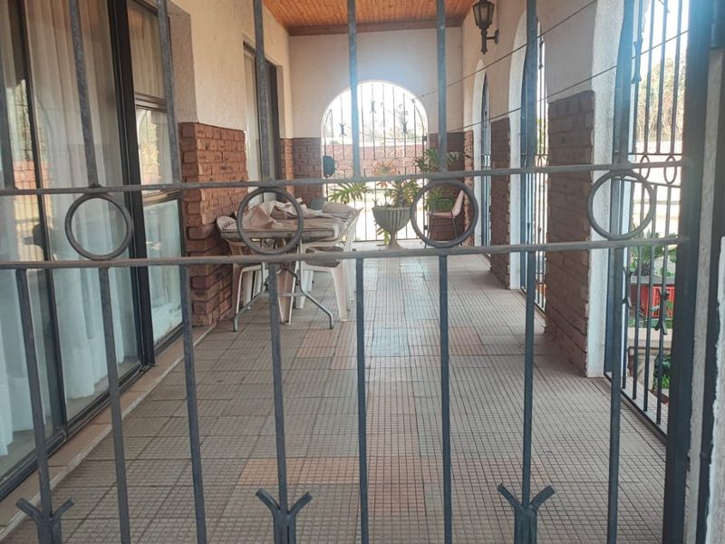 Facebrick home with many features - Photo 5