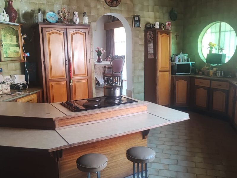 Facebrick home with many features - Photo 7