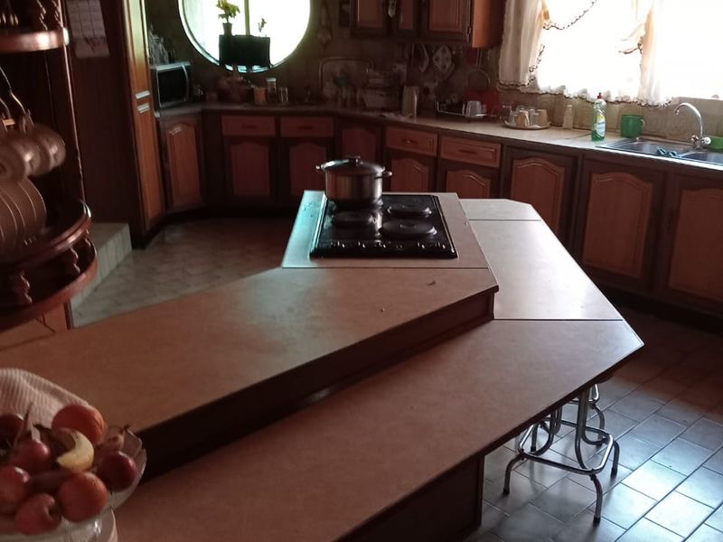 Facebrick home with many features - Photo 6