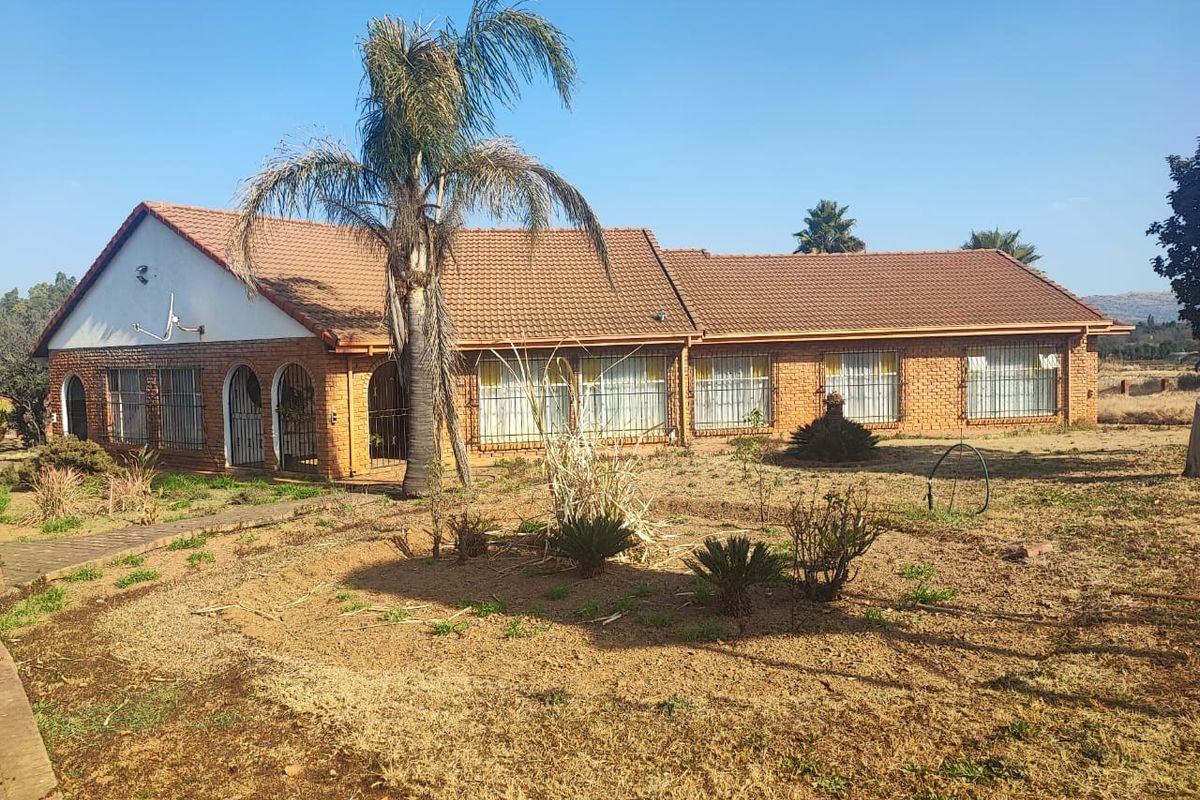 Facebrick home with many features - Photo 2