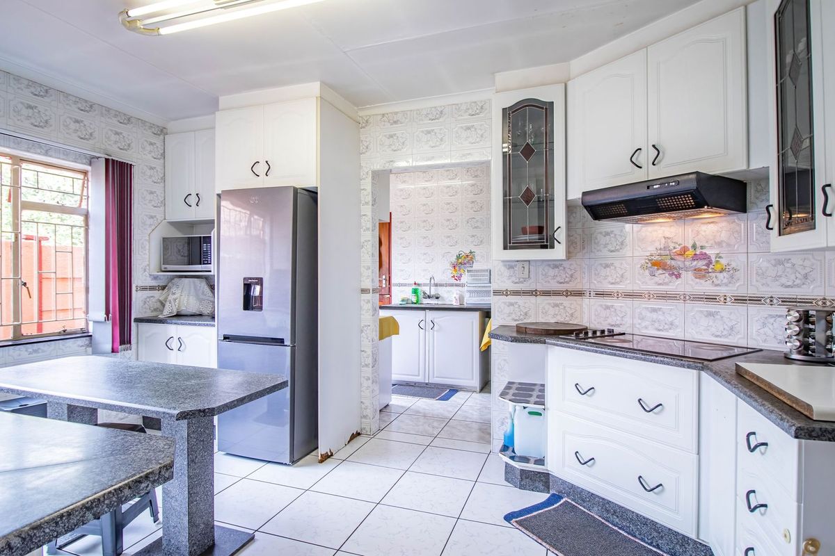 Perfect for the Growing Family – Spacious 5-Bedroom Home with Balcony - Photo 5