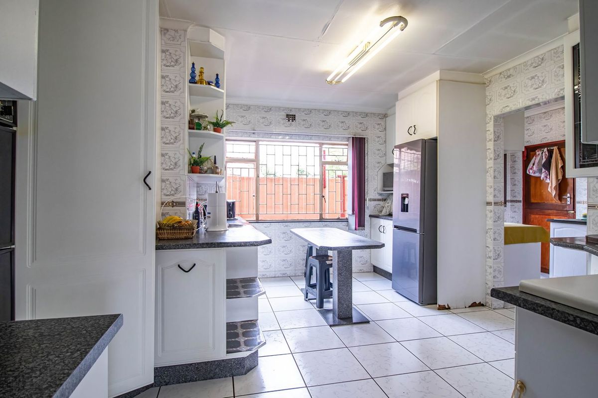 Perfect for the Growing Family – Spacious 5-Bedroom Home with Balcony - Photo 4