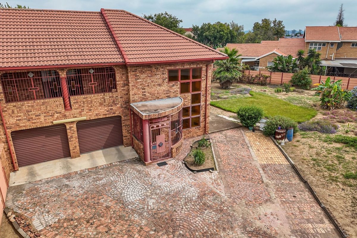 Perfect for the Growing Family – Spacious 5-Bedroom Home with Balcony - Photo 2