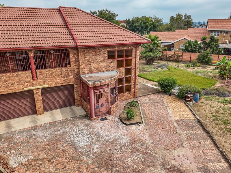 Perfect for the Growing Family – Spacious 5-Bedroom Home with Balcony - Photo 2