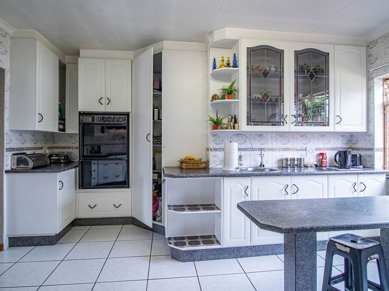 Perfect for the Growing Family – Spacious 5-Bedroom Home with Balcony - Photo 10