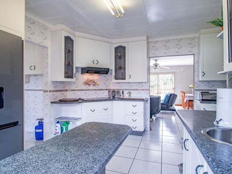 Perfect for the Growing Family – Spacious 5-Bedroom Home with Balcony - Photo 6