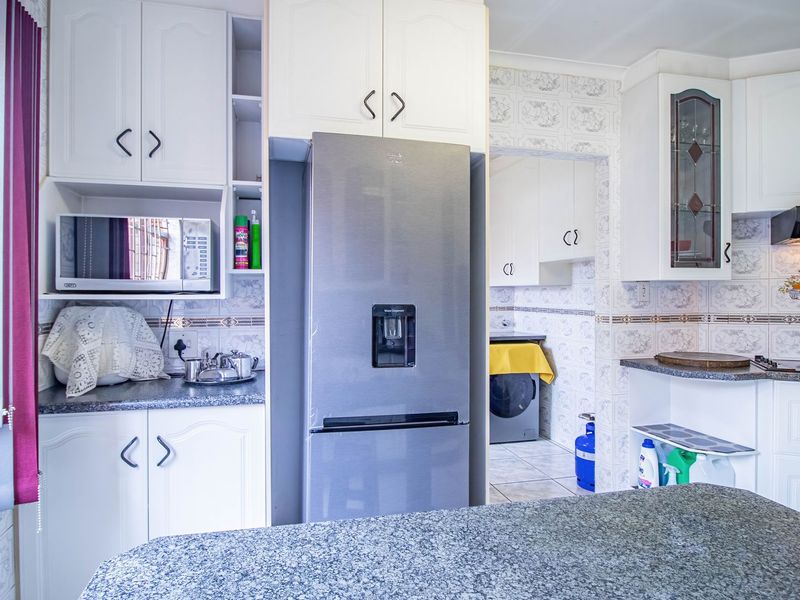 Perfect for the Growing Family – Spacious 5-Bedroom Home with Balcony - Photo 7