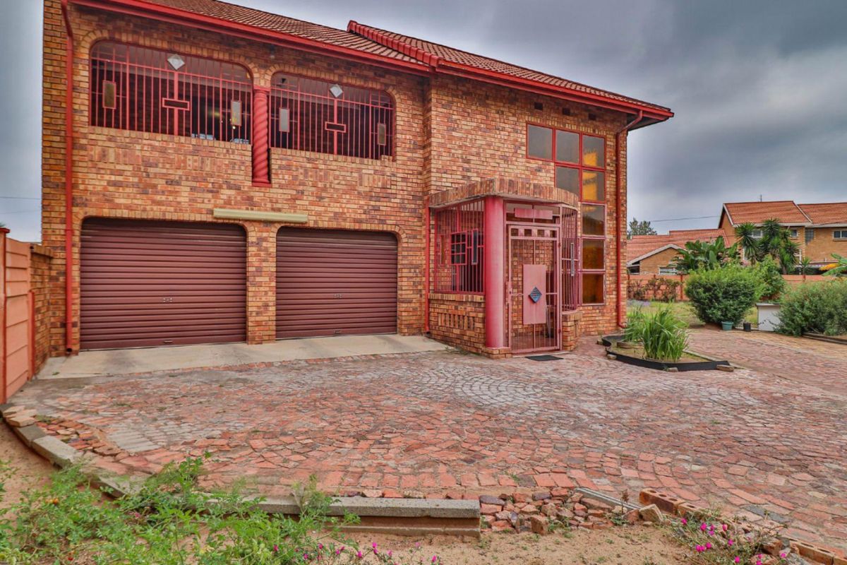 Perfect for the Growing Family – Spacious 5-Bedroom Home with Balcony - Photo 3