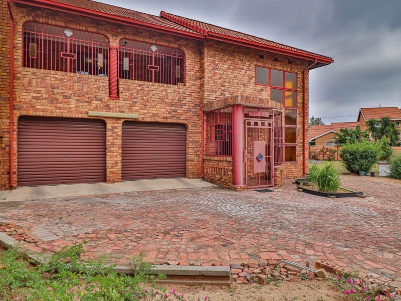 Perfect for the Growing Family – Spacious 5-Bedroom Home with Balcony - Photo 3