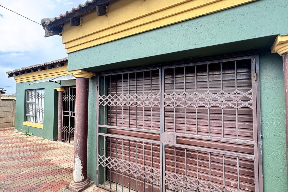 Modern Family Home with Space, Comfort & Convenience in KwaGuqa - Photo 2