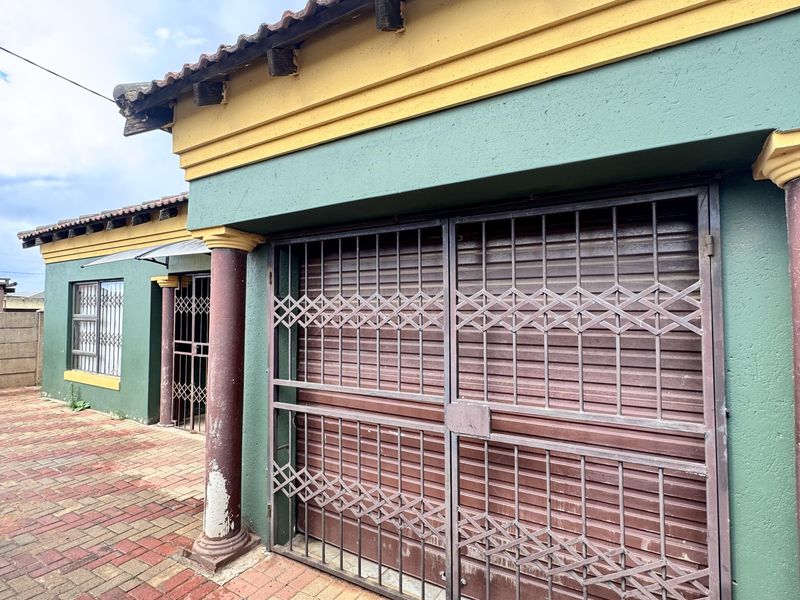 Modern Family Home with Space, Comfort & Convenience in KwaGuqa - Photo 2