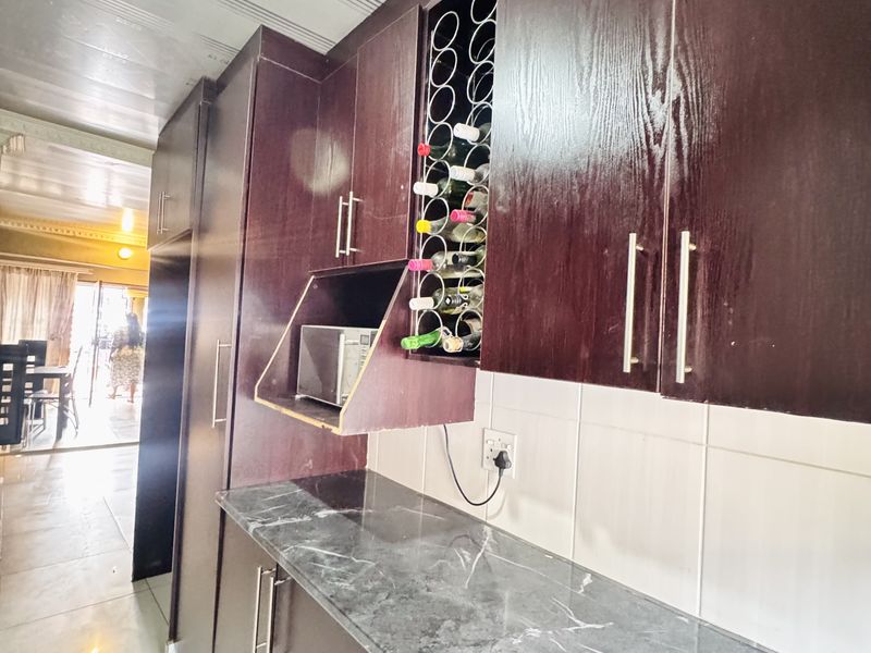 Modern Family Home with Space, Comfort & Convenience in KwaGuqa - Photo 9