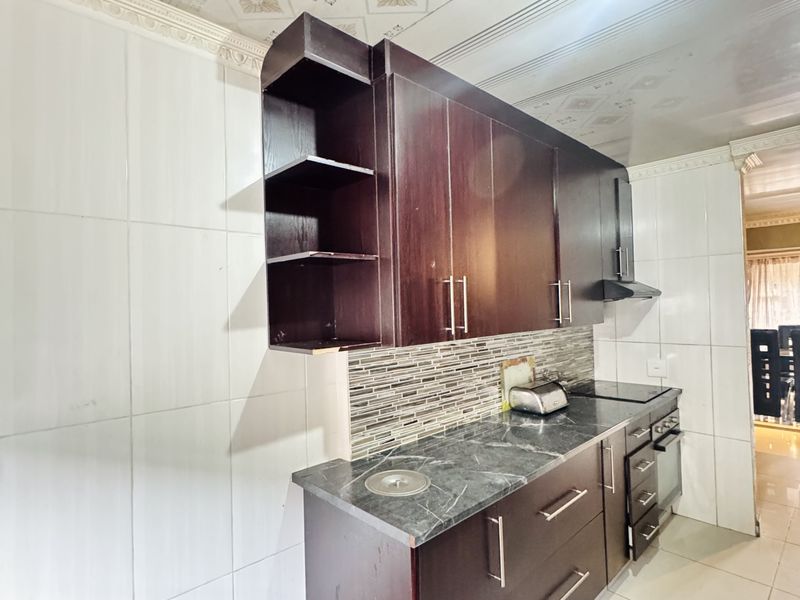 Modern Family Home with Space, Comfort & Convenience in KwaGuqa - Photo 8