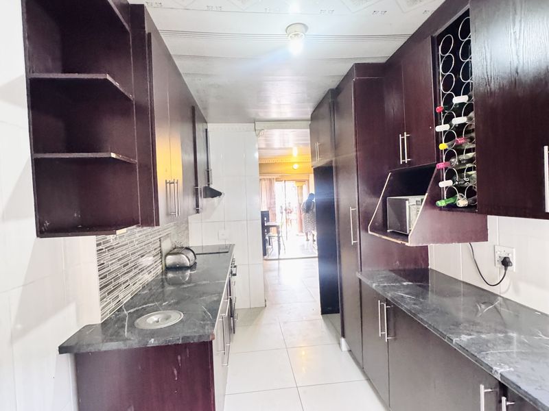 Modern Family Home with Space, Comfort & Convenience in KwaGuqa - Photo 7