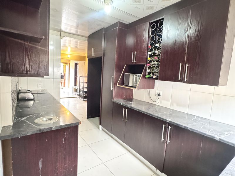 Modern Family Home with Space, Comfort & Convenience in KwaGuqa - Photo 6