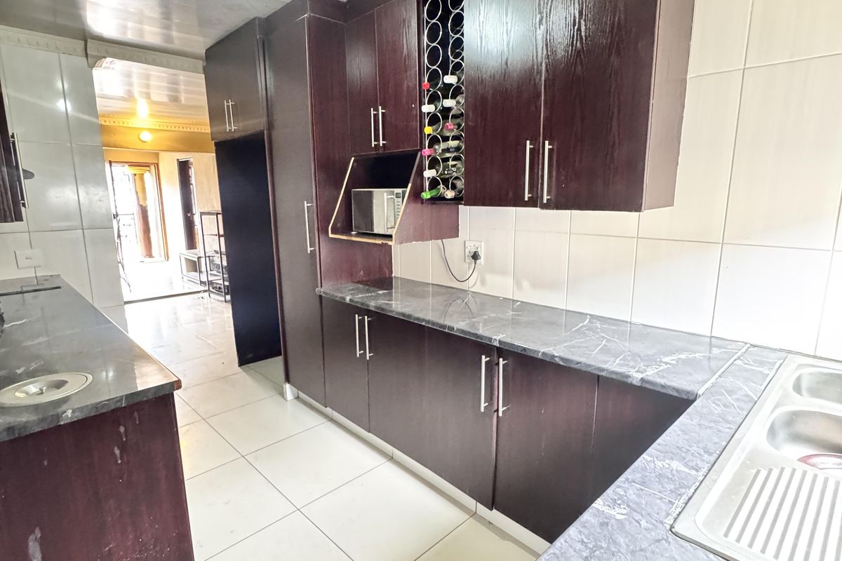 Modern Family Home with Space, Comfort & Convenience in KwaGuqa - Photo 5