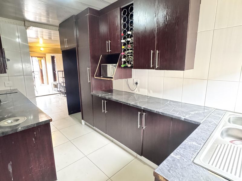 Modern Family Home with Space, Comfort & Convenience in KwaGuqa - Photo 5