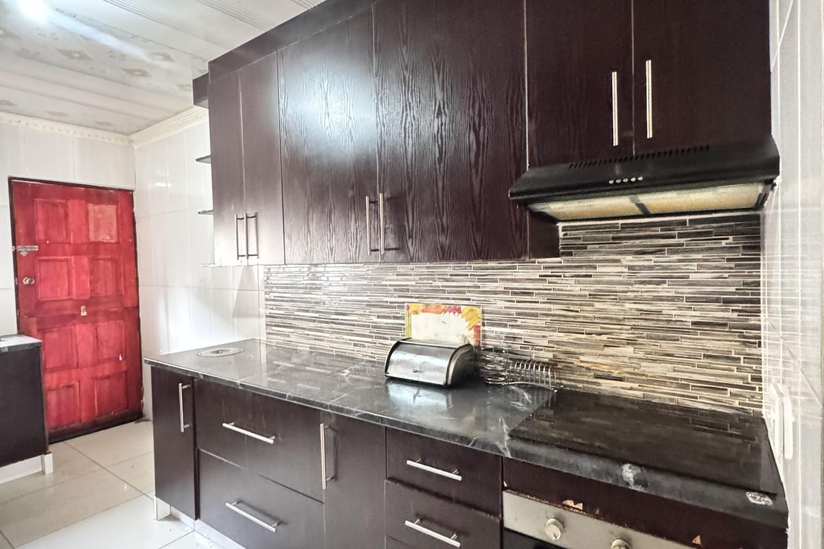 Modern Family Home with Space, Comfort & Convenience in KwaGuqa - Photo 3