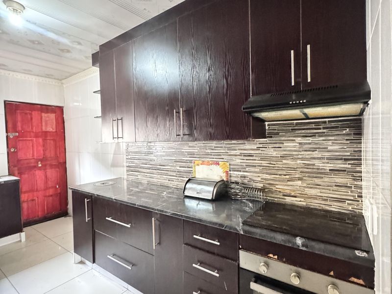 Modern Family Home with Space, Comfort & Convenience in KwaGuqa - Photo 3