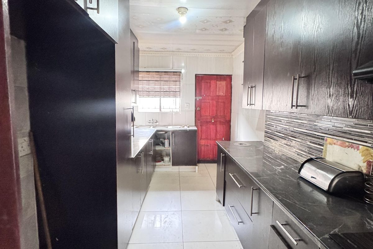 Modern Family Home with Space, Comfort & Convenience in KwaGuqa - Photo 4