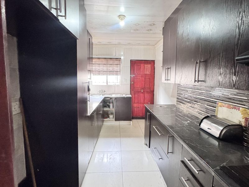 Modern Family Home with Space, Comfort & Convenience in KwaGuqa - Photo 4