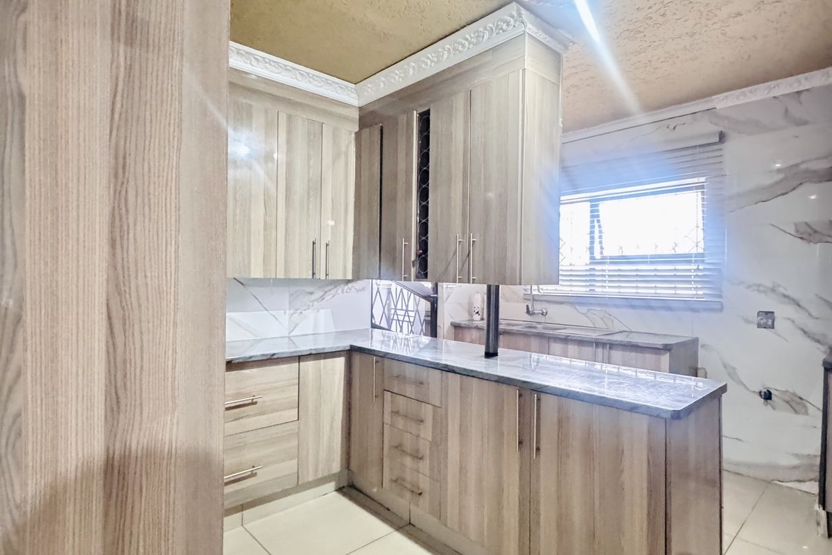 Spacious 7-Bedroom Modern Home with Style & Endless Potential - Photo 4