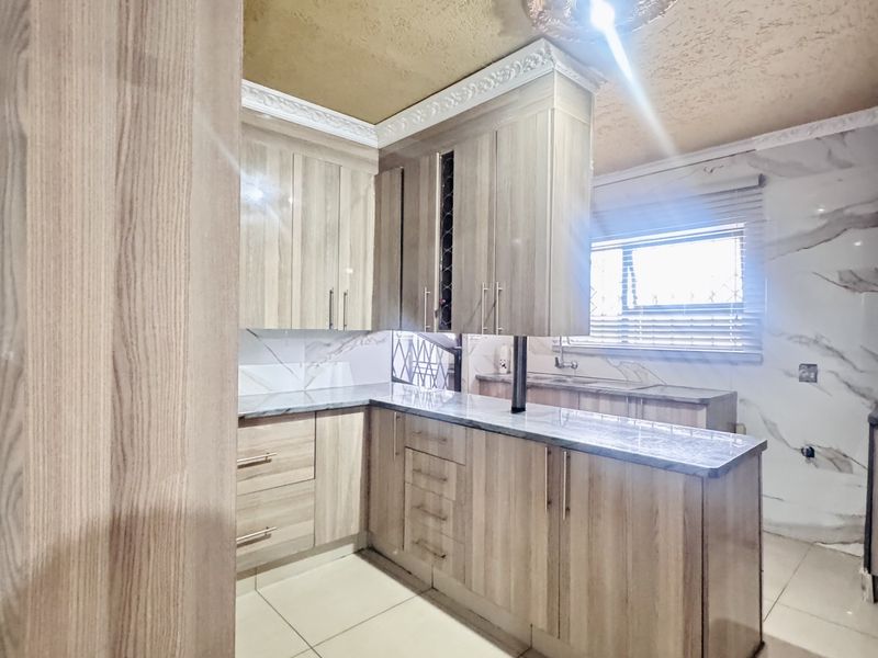 Spacious 7-Bedroom Modern Home with Style & Endless Potential - Photo 4