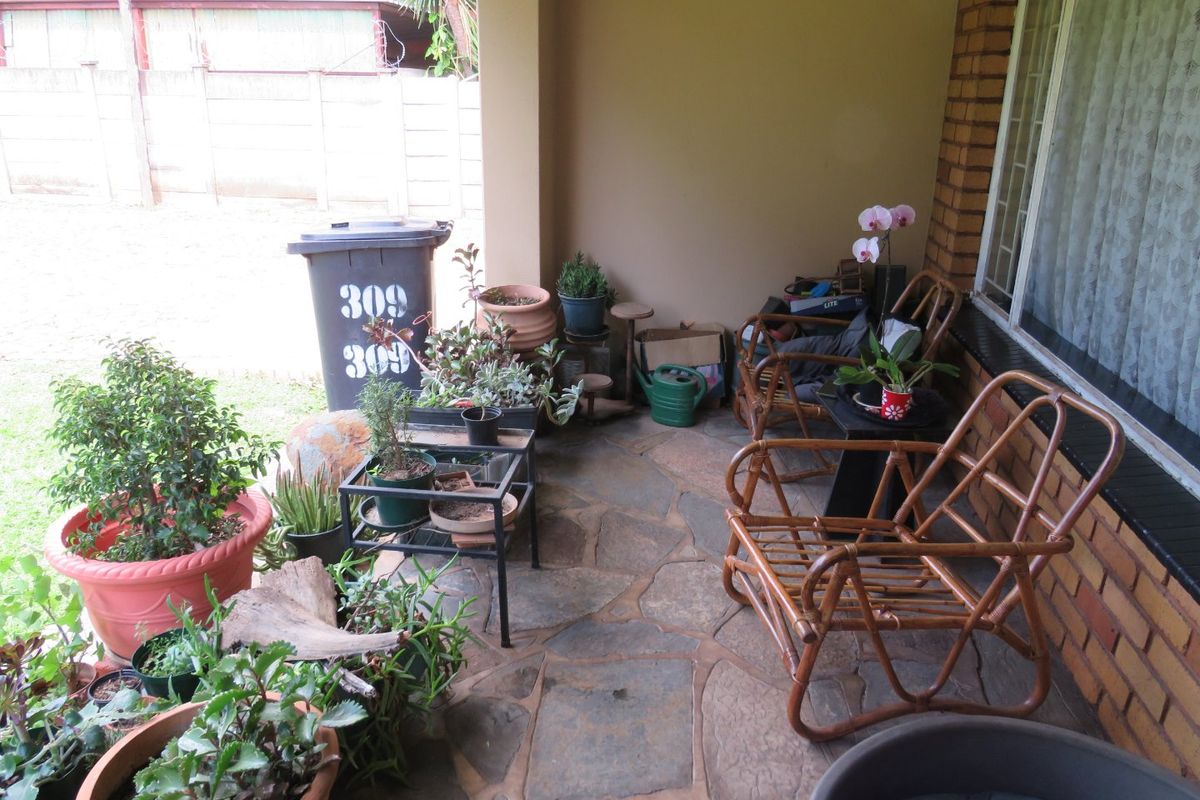 Spacious Family Home With Pool - Photo 4