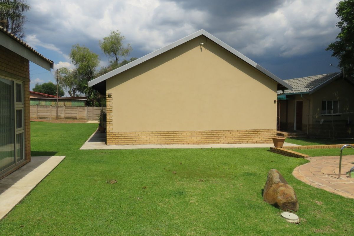 Spacious Family Home With Pool - Photo 2