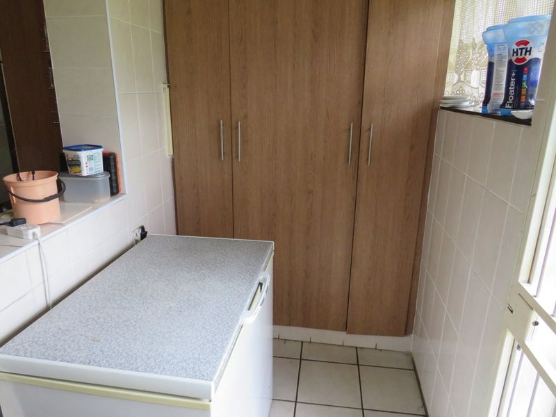 Spacious Family Home With Pool - Photo 8