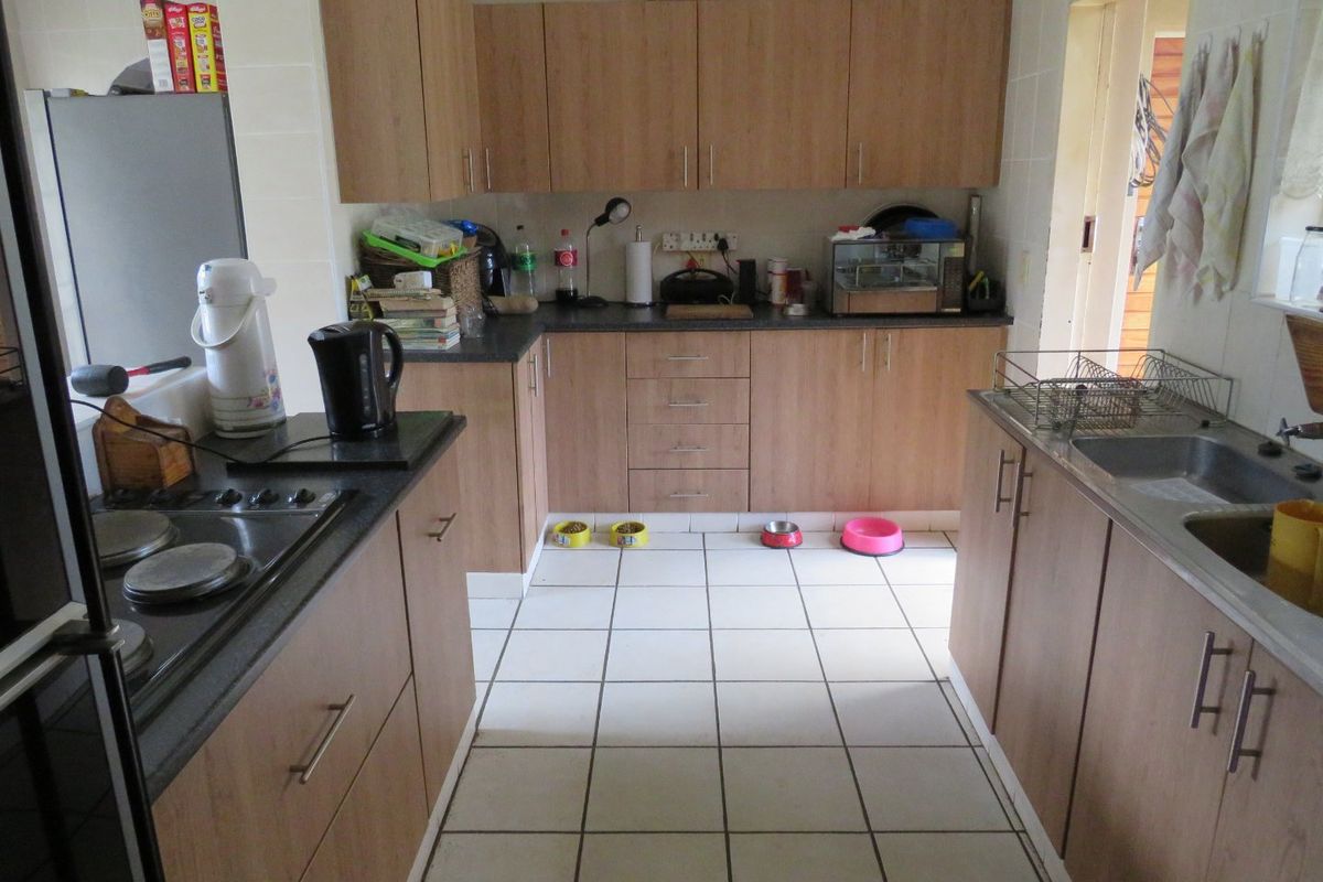 Spacious Family Home With Pool - Photo 5