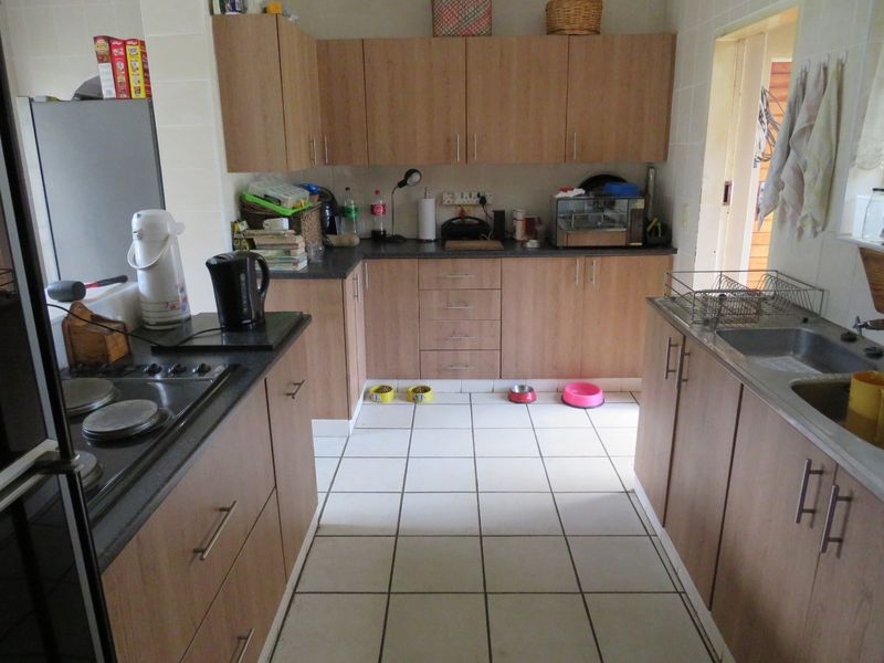 Spacious Family Home With Pool - Photo 5