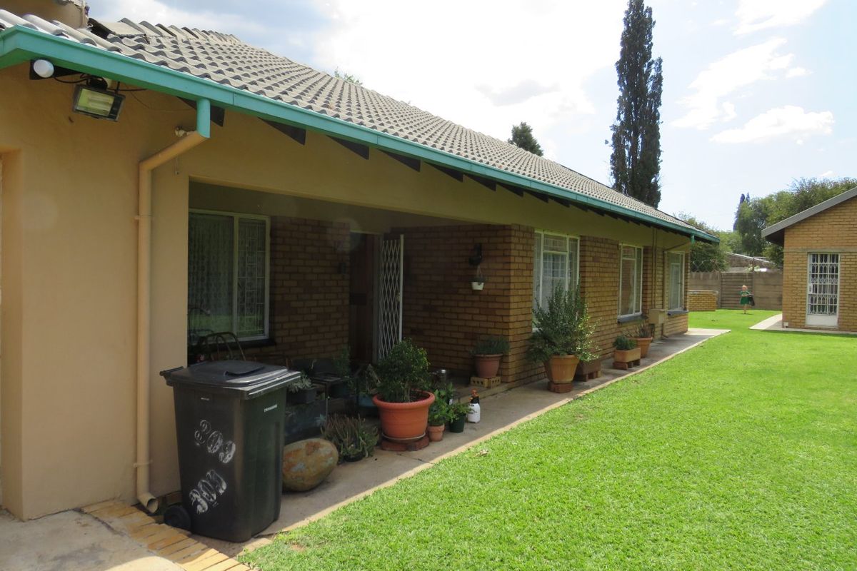 Spacious Family Home With Pool - Photo 3