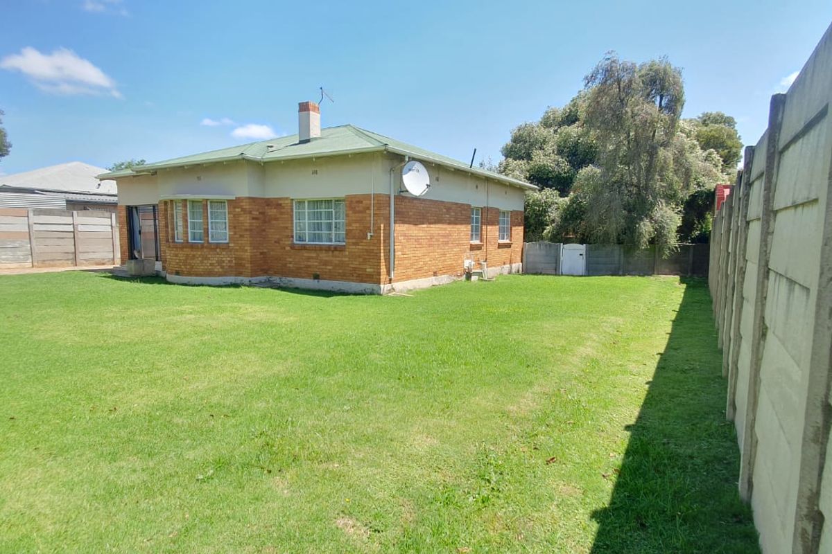 Big Garden Dreams, Warm Fires & Everyday Convenience - Photo 3