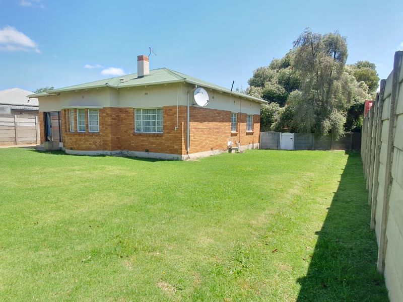 Big Garden Dreams, Warm Fires & Everyday Convenience - Photo 3