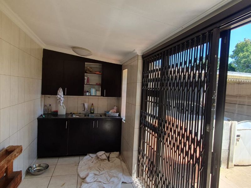 Big Garden Dreams, Warm Fires & Everyday Convenience - Photo 4