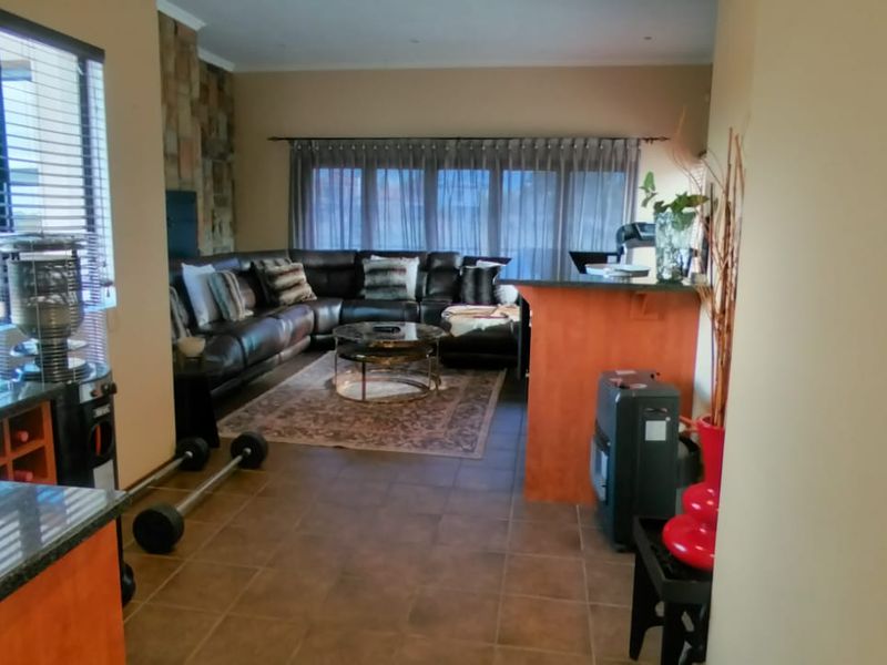 Beautiful and spacious! - Photo 3