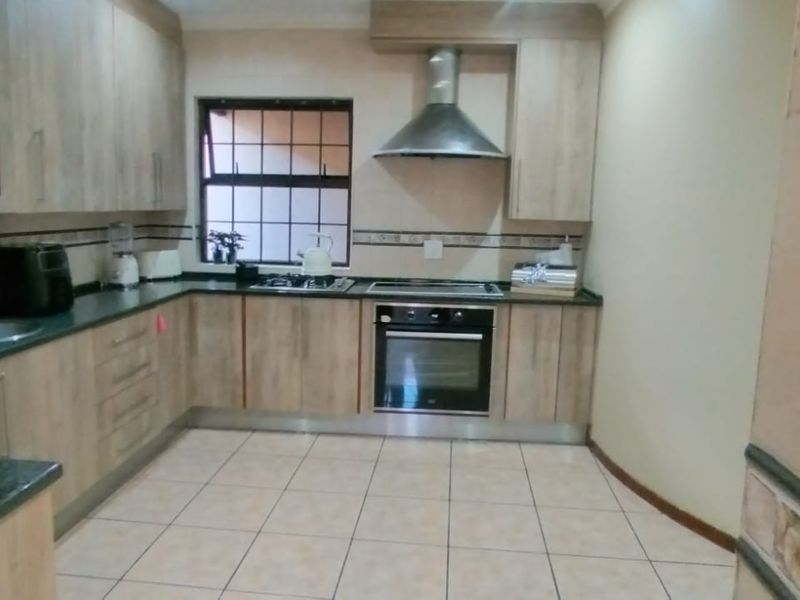 Beautiful and spacious! - Photo 4