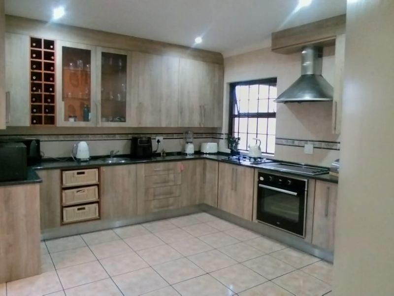 Beautiful and spacious! - Photo 7