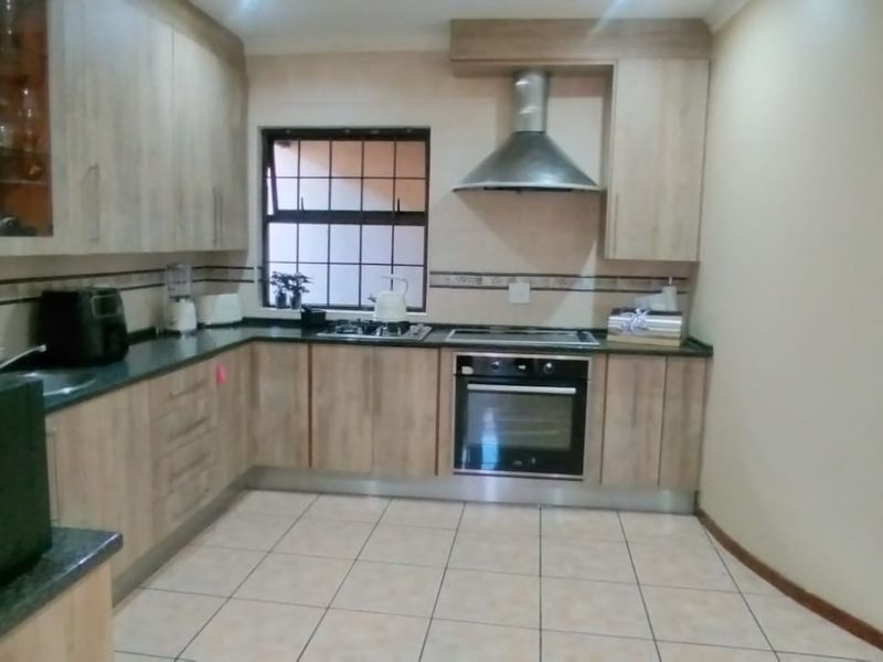 Beautiful and spacious! - Photo 6