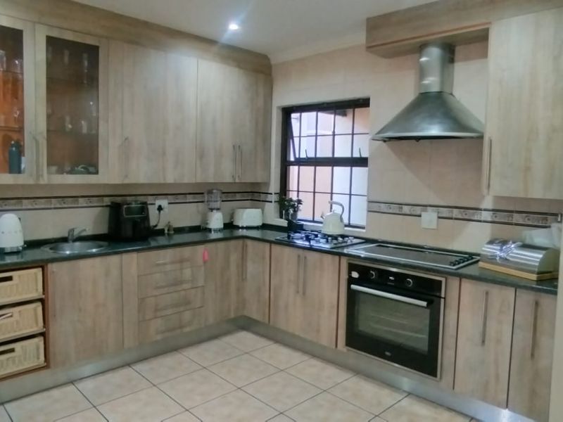 Beautiful and spacious! - Photo 5