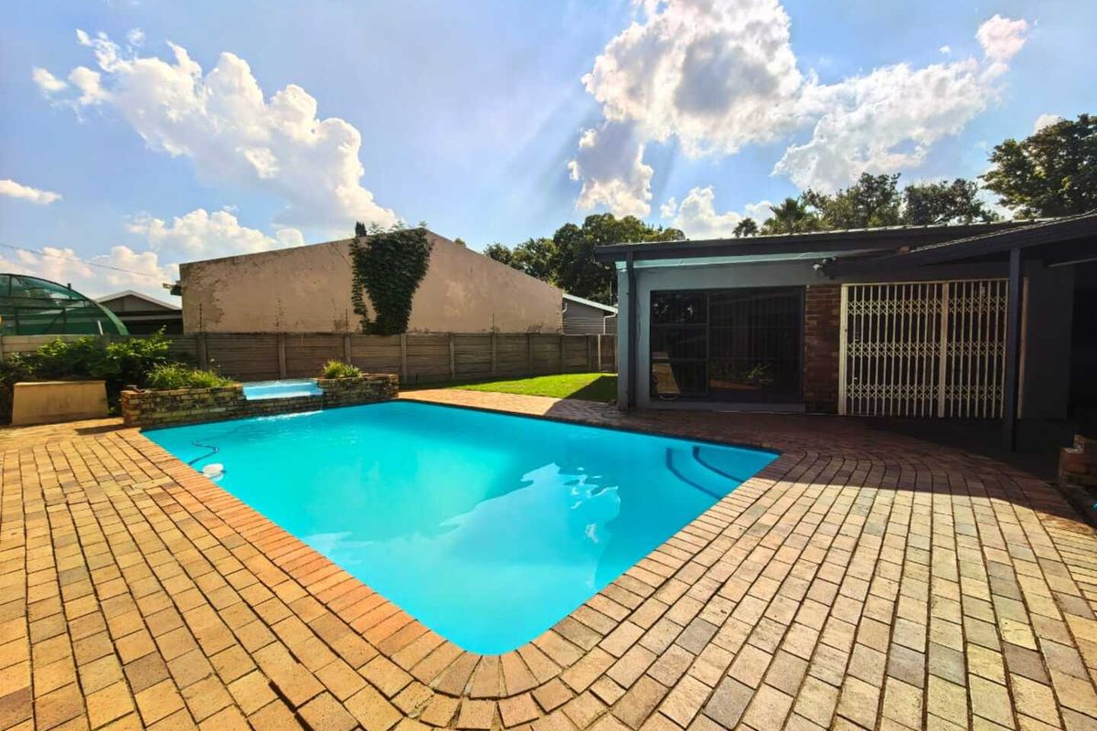 Stunning property for sale in Sasolburg in a prime area at a give away price!! - Photo 2