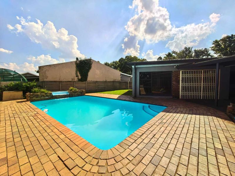 Stunning property for sale in Sasolburg in a prime area at a give away price!! - Photo 2