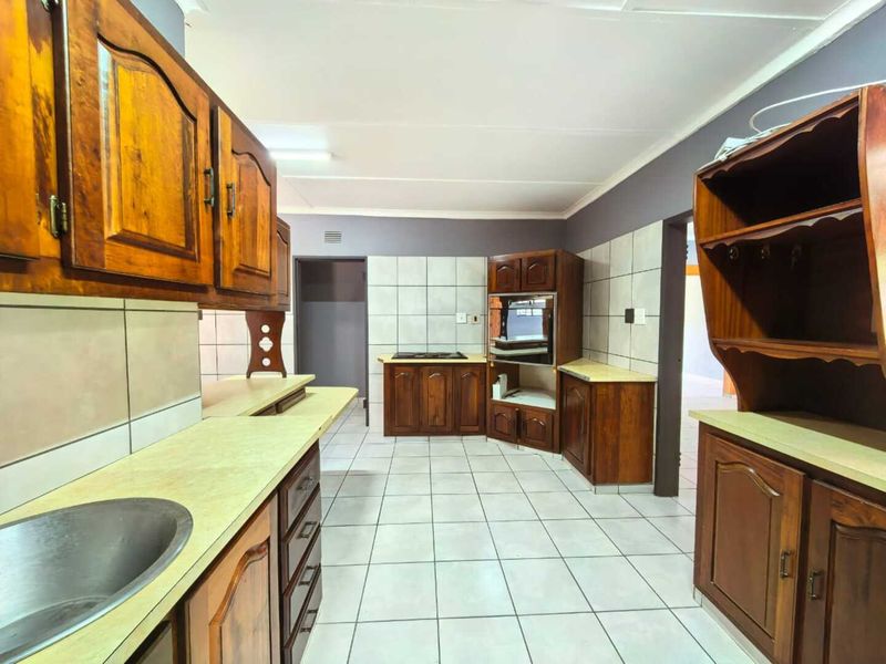 Stunning property for sale in Sasolburg in a prime area at a give away price!! - Photo 9
