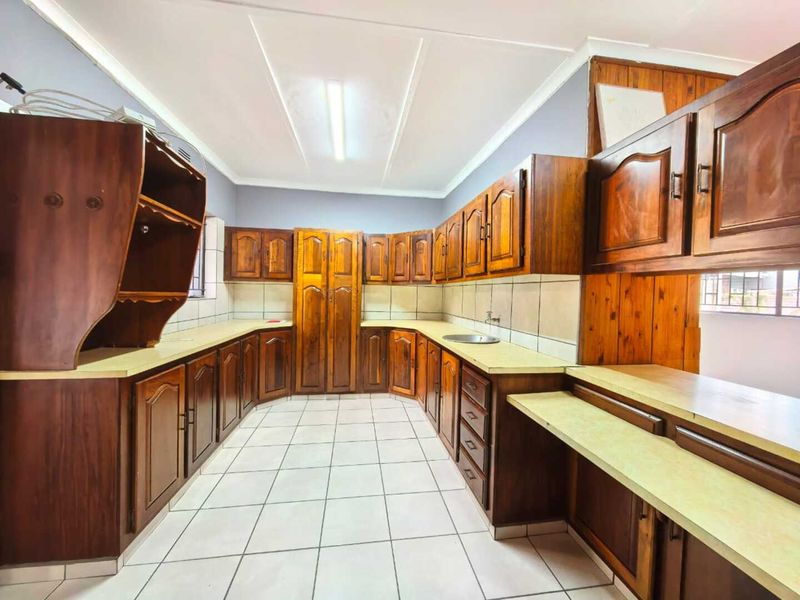 Stunning property for sale in Sasolburg in a prime area at a give away price!! - Photo 7