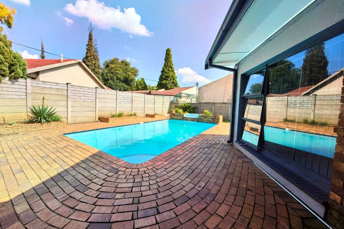 Stunning property for sale in Sasolburg in a prime area at a give away price!! - Photo 4